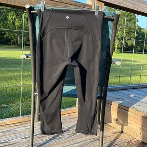 Lululemon-black leggings-Size 6- Capri